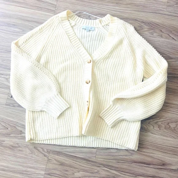 (L) white knit cardigan